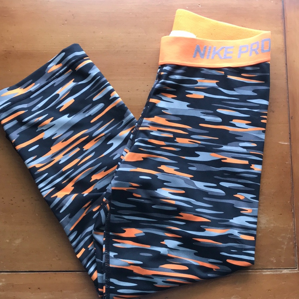 Orange camo Nike pro crops